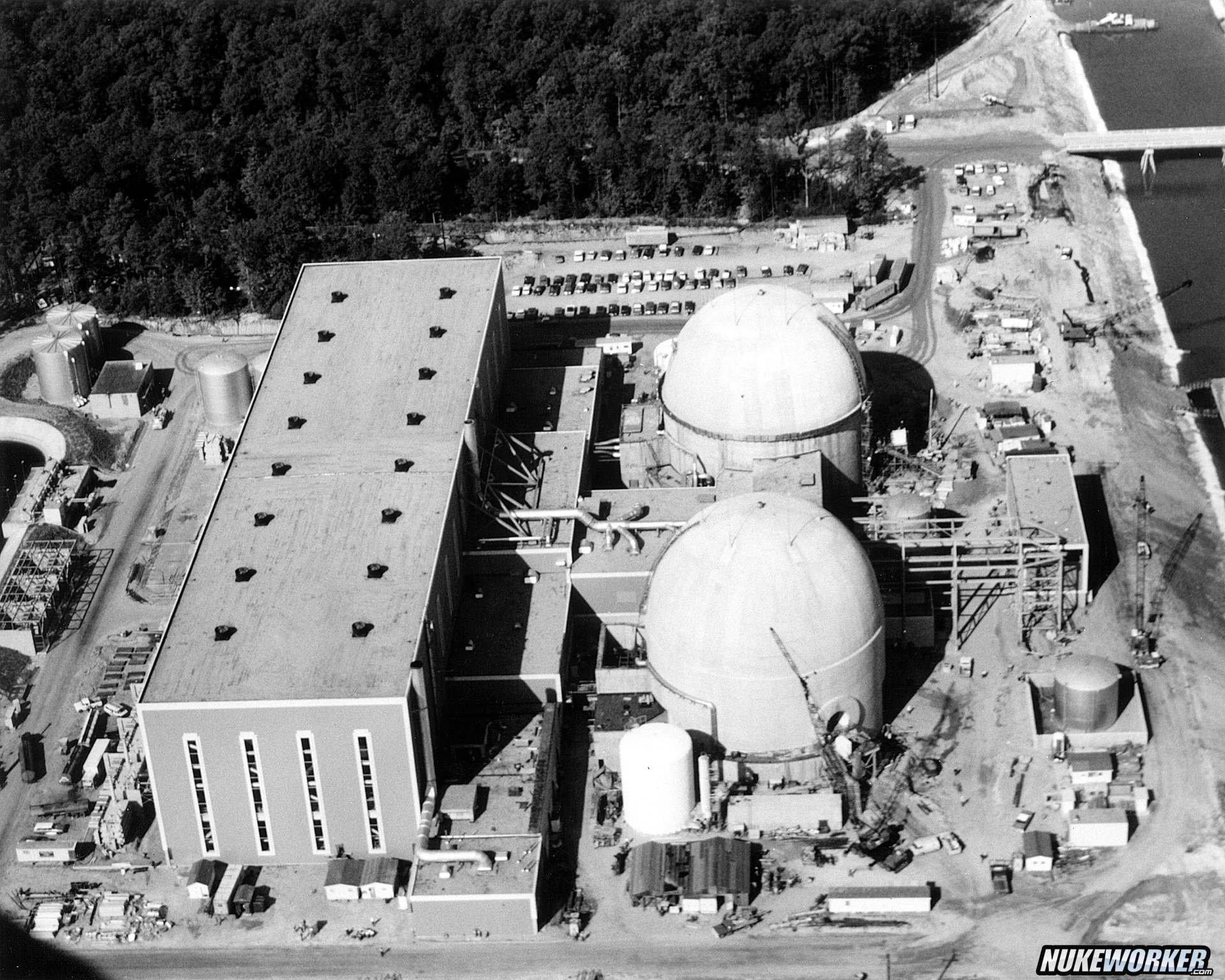 Click to view full size image
==============
Surry Power Station Circa 1972
View of Virginia Electric and Power Company's Surry Power Station at Surry, Virginia. Each of the two nuclear generating units is designed for produce 788,000 electrical kilowatts. Circa 1972.
Surry Power Station Circa 1972
View of Virginia Electric and Power Company's Surry Power Station at Surry, Virginia. Each of the two nuclear generating units is designed for produce 788,000 electrical kilowatts. Circa 1972.