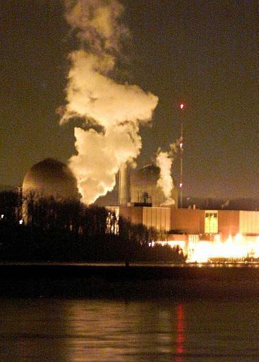 Indian Point Nuclear Power Plant
A leak in a steam generator causes steam to rise from the Con Edison Indian Point 2 nuclear power plant in Buchanan, N.Y., in this Feb. 15, 2000 file photo. Emergency planning around the Indian Point nuclear power plants is inadequate to "protect the people from an unacceptable dose of radiation," according to an independent report to Gov. George Pataki.
Keywords: Indian Point Nuclear Power Plant