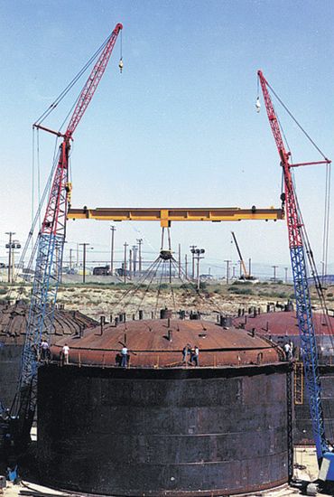 The Hanford Site contains underground storage tanks that contain 204 million liters (54 million gallons) of hazardous and radioactive wasteenough to fill nearly 2,800 railroad tanker cars.
Keywords: Hanford Reservation, Richland, Washington