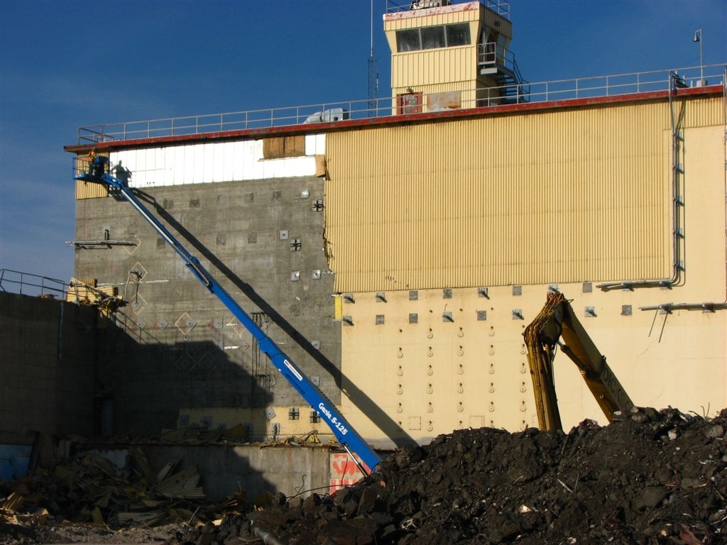 Mark Schaffer, extended out a bit.
Removing the siding from the 105N east wall, November 2oo9
