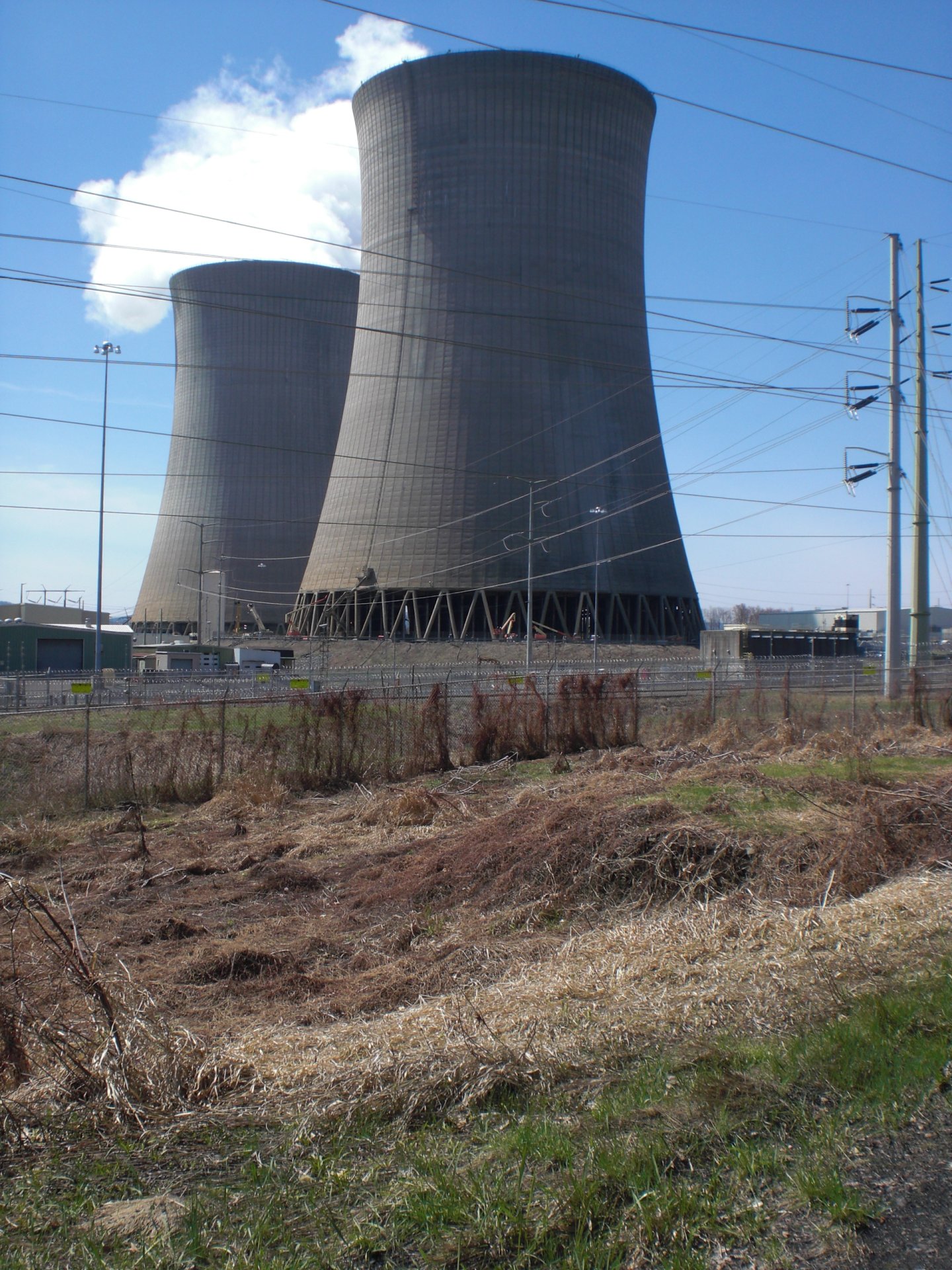 Click to view full size image
==============
Bell Bend Nuclear Power Plant cooling towers from the north
Keywords: Susquehanna Bell Bend Nuclear Power Plant cooling towers from the north
Keywords: Susquehanna