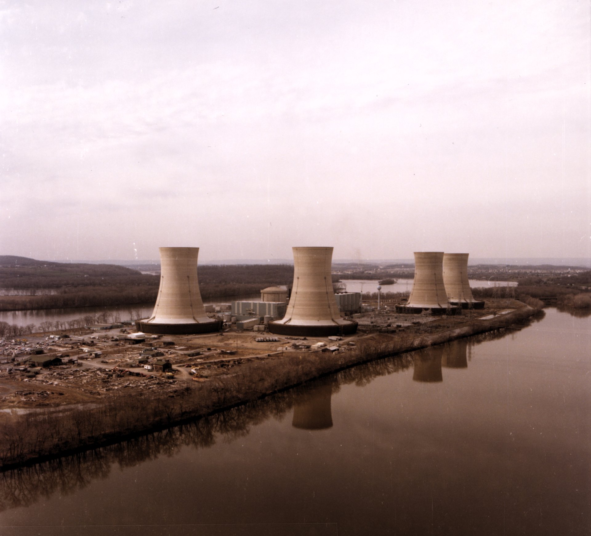 Click to view full size image
==============
Three Mile Island 1979-04-11
Keywords: Three Mile Island Three Mile Island 1979-04-11
Keywords: Three Mile Island