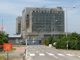 bradwell_bradwell_nuclear_power_station_from_entrance_road.jpg