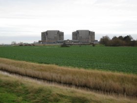 bradwell_bradwell_powerstation_from_the_sea_wall_panoramio.jpg