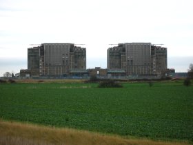 bradwell_bradwell_powerstation_from_the_sea_wall_panoramio_1.jpg