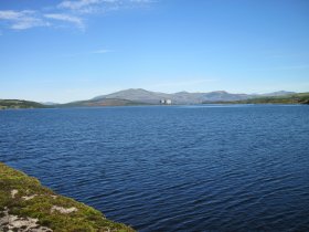 trawsfynydd_llyn_trawsfynydd_looking_north_and_disused_power_station.jpg