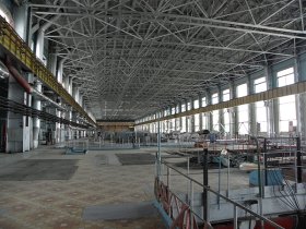 Seversk long hall with overhead crane rails